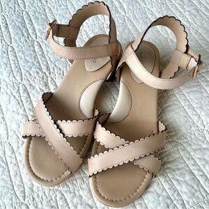 Lands' End 7.5 Wide Women's Scallop Edge Sandals in Light Beige